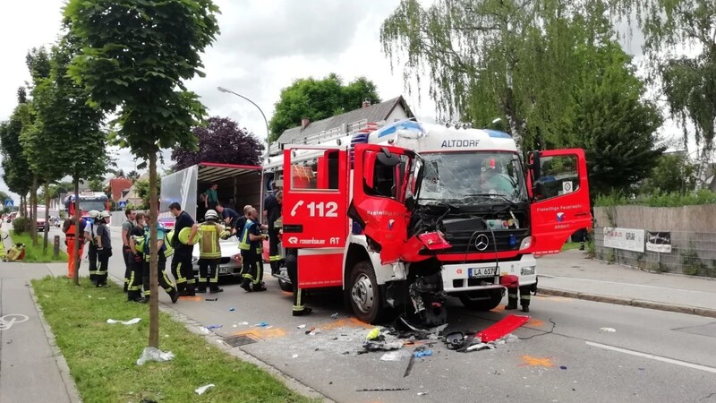 Am Montagmittag krachte es in Landshut in der Oberdorferstraße. Ein Feuerwehrauto ist mit zwei anderen Fahrzeugen zusammengestoßen.