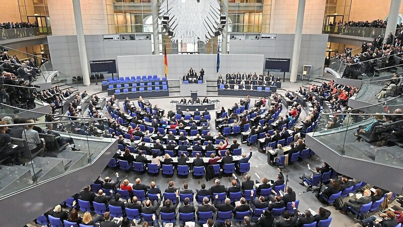 Insgesamt 709 Abgeordnete zählt der Bundestag - um 111 mehr als vorgesehen. Der Kompromiss beim Wahlrecht wird daran wenig ändern.