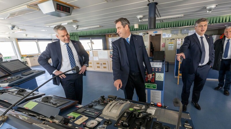 Bayerns Ministerpräsident Markus Söder (M.), Andrej Plenkovic (r.), Premierminister von Kroatien und der Österreichische Kanzler Karl Nehammer schauen sich während ihres Besuchs in Kroatien auf der Insel Krk ein LNG-Transportschiff an.