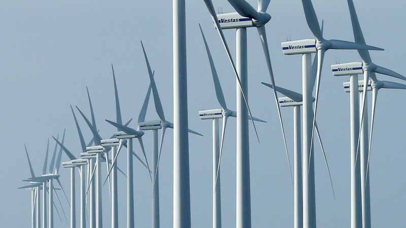 Windräder drehen sich an der Nordseeküste vor Sylt. Der Bundestag stimmte einer Abschaffung der EEG-Umlage zu.
