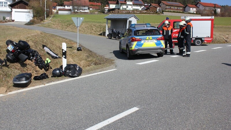 Tragisches Ende eines Osterausflugs: Ein Motorradfahrer und seine Sozia sind am Montagnachmittag zwischen Haderstadl und Gutmaning schwer verunglückt.