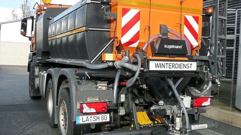 In der Saison 2019/20 tanken die Winterdienstfahrzeuge der Straßenmeistereien des Staatlichen Bauamts Landshut recycelte Sole.