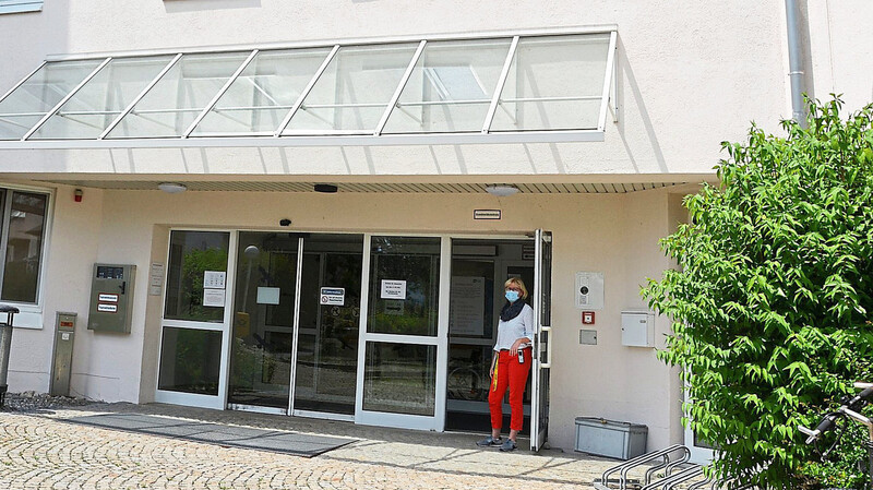Ab Montag stehen die Türen im Mainburger Krankenhaus wieder offen - allerdings ist der Zutritt nur unter strengen Auflagen und nachmittags in einem festen Zeitraum möglich.
