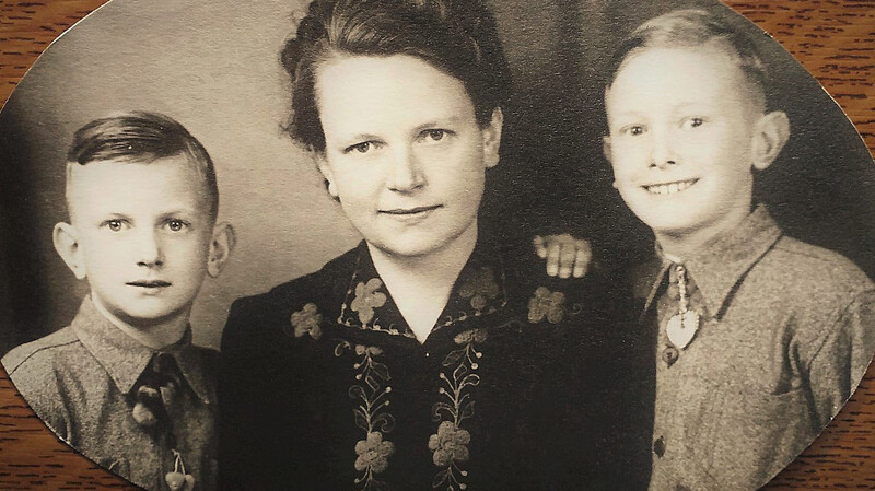 Mutter Else Lüdtke mit Sohn Jürgen und Klaus Lüdtke (r.).