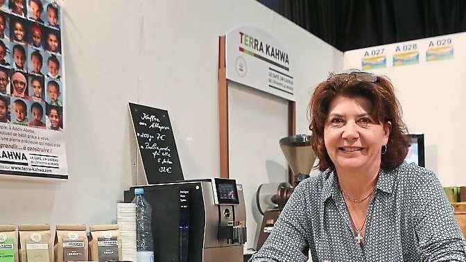 Karin Neumann verkauft an ihrem Stand Kaffee aus Äthiopien.