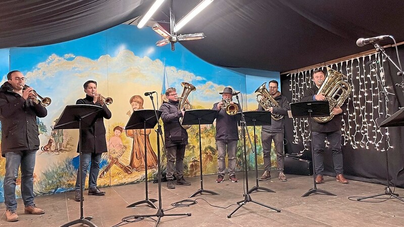 Die Blechbläser der Stadtmusikanten eröffneten den Nikolausmakr musikalisch