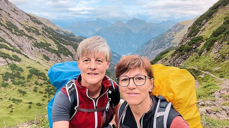 Christine Babl (links) und Eva Hoffmann zu Beginn ihrer Alpenüberquerung: Die erste Etappe führte sie 1.040 Höhenmeter bergauf von Oberstdorf zur Kemptner Hütte und bescherte ihnen grandiose Ausblicke.