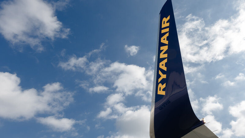 Niedrige Kerosinpreise kurbeln den Wettbewerb um günstige Flugtickets so richtig an. Besonders Ryanair profitiert davon.
