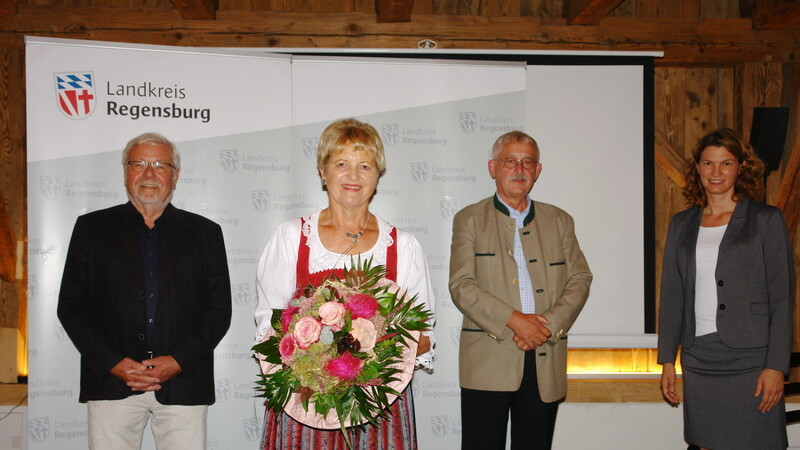 Sie waren am längsten mit dabei (von links): Dr. Rudolf Ebneth (42 Jahre), Maria Eichhorn (48 Jahre), Joseph Karl (42 Jahre) und Landrätin Tanja Schweiger.