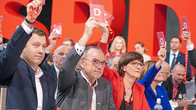 Demonstrative Harmonie, aber keine Begeisterung: Lars Klingbeil (l.), Norbert Walter-Borjans und Saskia Esken beim SPD-Bundesparteitag in Berlin.