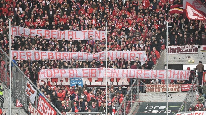 Mit diesen Bannern sorgten Anhänger des FC Bayern bei der Partie in Hoffenheim beinahe für einen Spielabbruch.