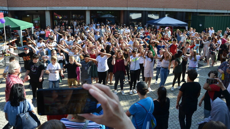 Zum Projekttag anlässlich der Fertigstellung des ersten Bauabschnitts der Schulhaussanierung hatten die Schülerinnen und Schüler zusammen mit ihrem Lehrer Reinhold Rückerl einen "Flashmob"-Tanz einstudiert.