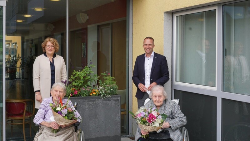 Bürgermeister Armin Grassinger gratulierte den Jubilarinnen Margarete Klimes (vorne links) und Anna-Maria Reidl (vorne rechts) zum 100. Geburtstag.
