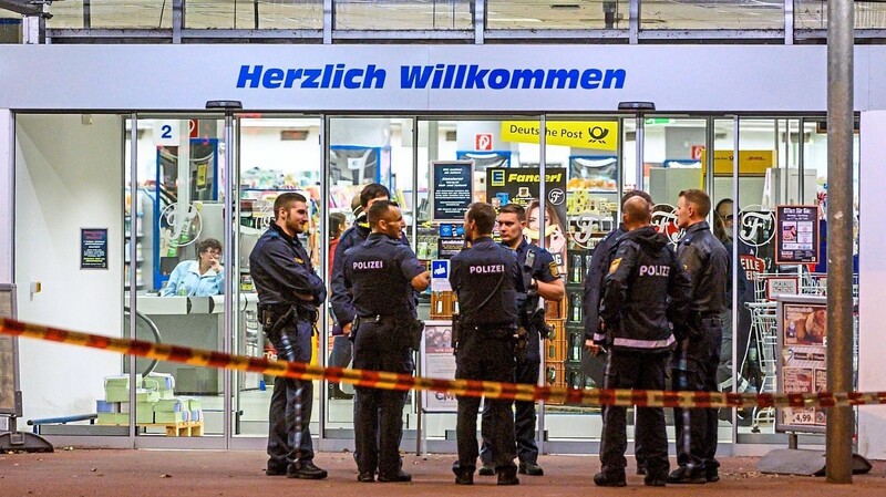 2. Oktober 2019: Polizisten stehen vor einem Supermarkt in Abensberg. Auf dem Parkplatz war zuvor ein Mensch erschossen worden.