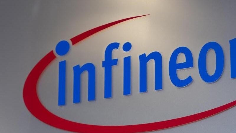 Das Logo von Infineon ist am Firmeneingang zu sehen.