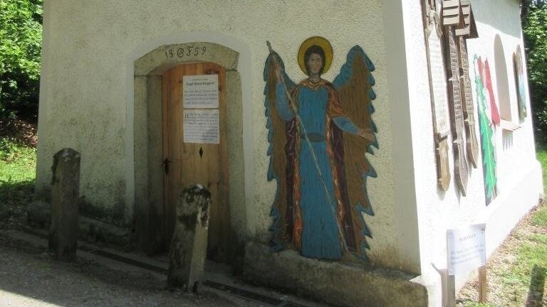 Zwei lebensgroße Engel befinden sich an der Gnaden-Marienkapelle.