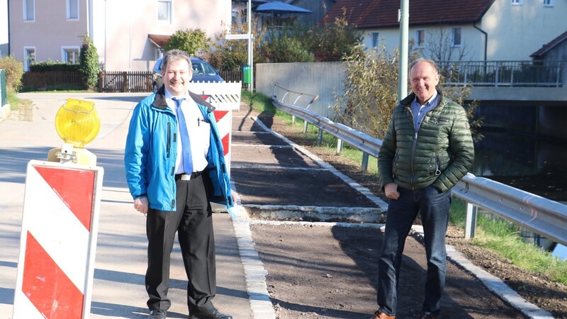 Insgesamt 25 neue Parkplätze entstehen derzeit entlang des Otterbaches in Sulzbach. Eine der schnell umgesetzten Maßnahmen der beiden Bürgermeister Jürgen Sommer (links) und Christian Blüml.