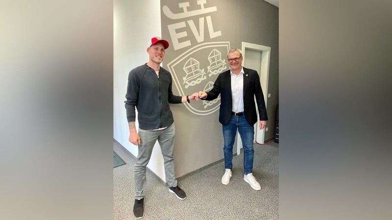 Benedikt Brückner und Axel Kammerer, der Sportliche Leiter des EV Landshut, freuen sich auf die gemeinsame Zusammenarbeit.