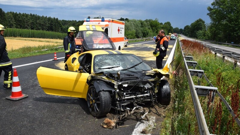 Auf der A93 bei Aiglsbach ist am Freitagmittag ein Ferrari in eine Leitplanke gekracht.