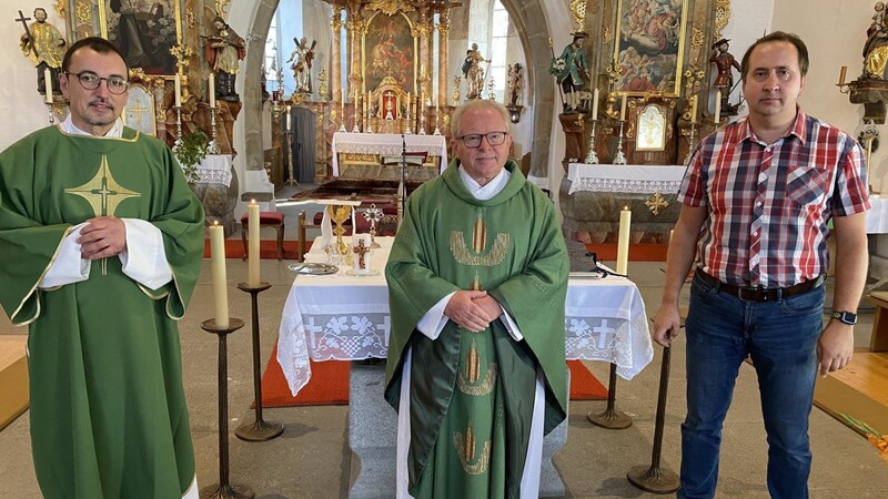 Diakon Martin Peintinger mit Pfarrer BGR Augustin Sperl und Kirchenpfleger Christian Röhrl in Miltach.