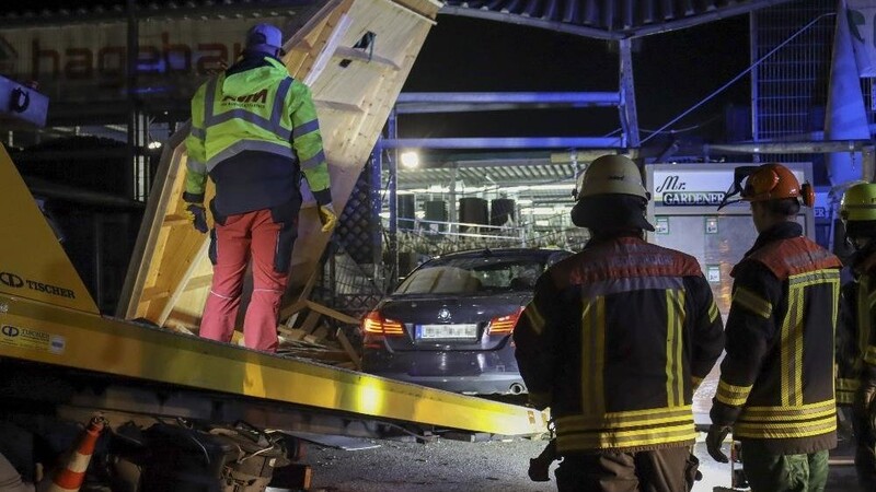 Das außer Kontrolle geratene Auto richtete in dem Baumarkt beträchtliche Verwüstung an.