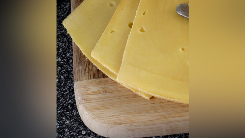 Das Käseprodukt einer Molkerei wurde von Foodwatch mit einem Negativpreis ausgezeichnet. (Symbolbild)