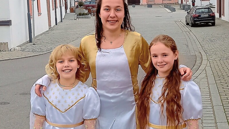 Das neue Rohrer Christkindl Cornelia Neumayer mit ihren Engeln Antonia Sixt (links) und Theresa Waltl (rechts).