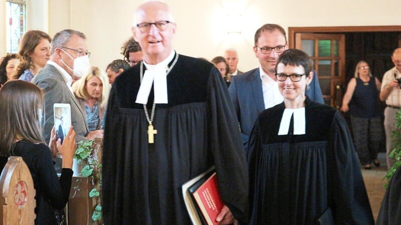 An der Seite von Regionalbischof Klaus Stiegler zieht Ulrike Dittmar in die Erlöserkirche ein.