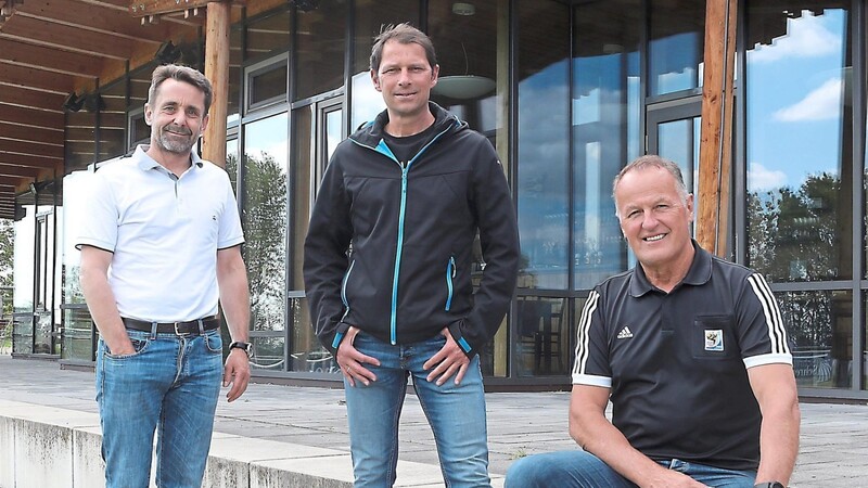 TRIO MIT VISION: Für den 3. Vorsitzenden des SC Landshut-Berg, Karl-Heinz Brunner (von links), Trainer Alexander Kutschera sowie den sportlichen Leiter Hartmut Adam ist die Marschrichtung ab der kommenden Saison ganz klar: so schnell wie möglich nach oben.