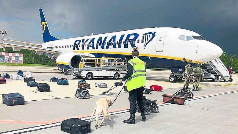 Eine Sicherheitskraft inspiziert mit einem Spürhund das Gepäck eines Ryanair-Flugzeugs. Belarussische Behörden hatten das Flugzeug auf dem Weg von Athen nach Vilnius zur Landung gebracht.