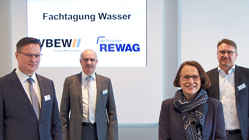 Bernhard Büllmann, (Rewag), Detlef Fischer (VBEW), OB Gertrud Maltz-Schwarzfischer und Markus Rauh (VBEW) bei der Wasser-Tagung.