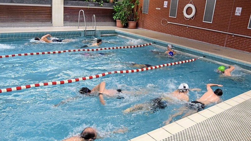 1250 Bahnen in der Kleinschwimmhalle waren der Startschuss zu einer Reihe von Vereinsaktionen anlässlich des Stadtjubiläums in Moosburg.