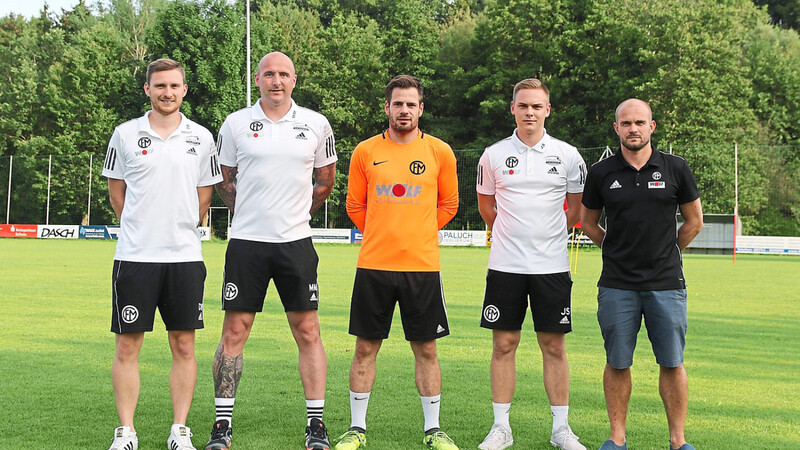 Stefan Schmid inmitten des Trainerstabs und FC-Chef Markus Stanglmair (rechts).