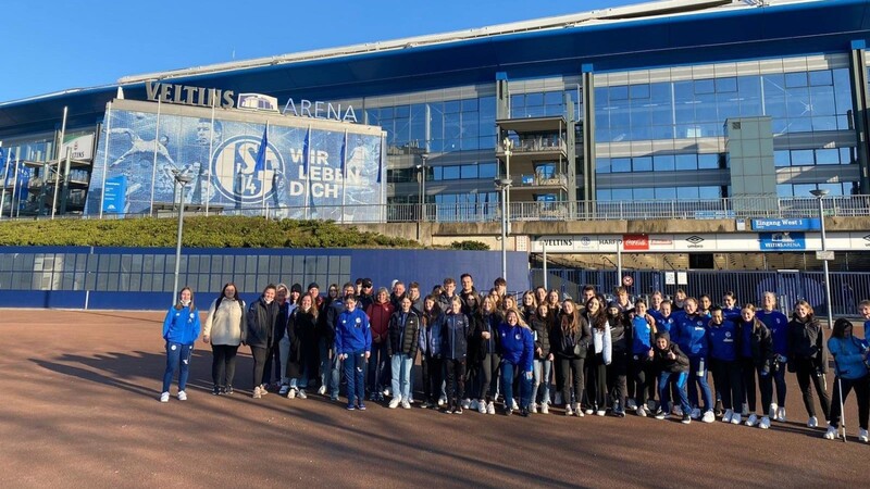 Die Altrandsberger Fußballerinnen mit Spielerinnen des FC Schalke 04 vor der Veltins Arena