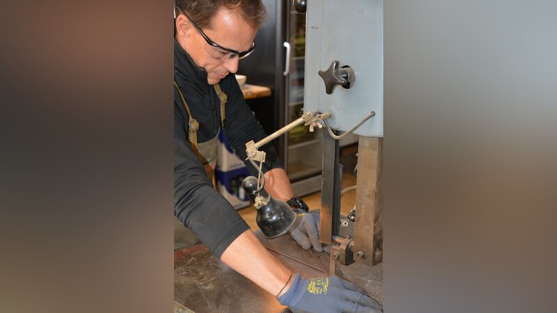 Nach individuellem Kundenwunsch schneidet Messermacher Michael Fischer Unikate aus Stahl.