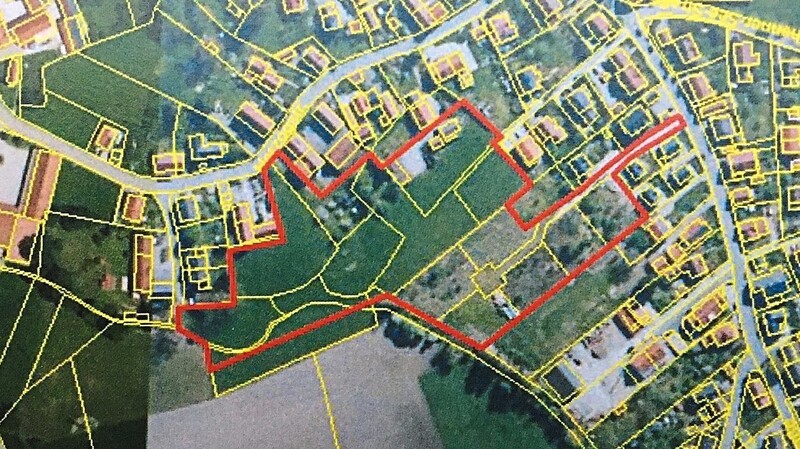 Gespräche mit Eigentümern haben ergeben, dass die rot umrandeten Grundstücke verfügbar wären.