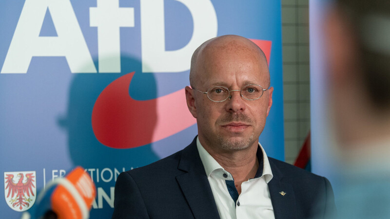 Kalbitz bleibt weiter Mitglied der Brandenburger AfD-Landtagsfraktion. Das könnte den Streit in der Partei weiter anheizen.