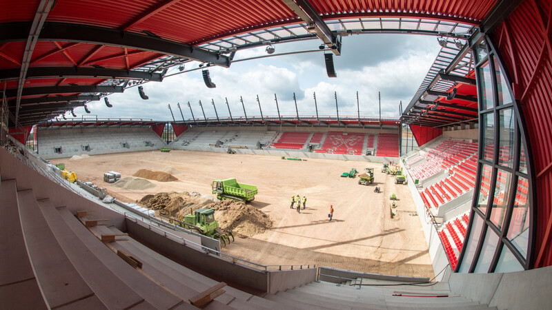 In der Continental Arena wird es vorerst nur Fußballspiele zu sehen geben. (Foto: Armin Weigel/dpa)