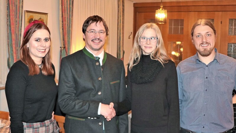 Kreisvorsitzende Maria Raum (3. v. r.) sowie die beiden stellvertretenden Ortsvorsitzenden Jake Curtis (rechts) und Alessa Hampel gratulierten dem frischgebackenen FDP-Bürgermeisterkandidaten Dr. Michael Schöll.