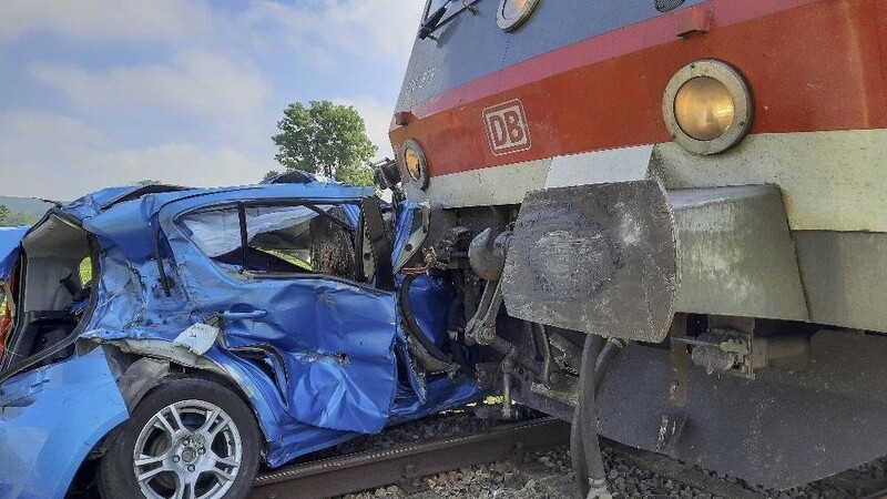 Die Autofahrerin wurde von dem Zug noch etwa 200 Meter weit mitgeschleift. Für die 57-Jährige kam leider jede Hilfe zu spät - sie starb noch an der Unfallstelle.