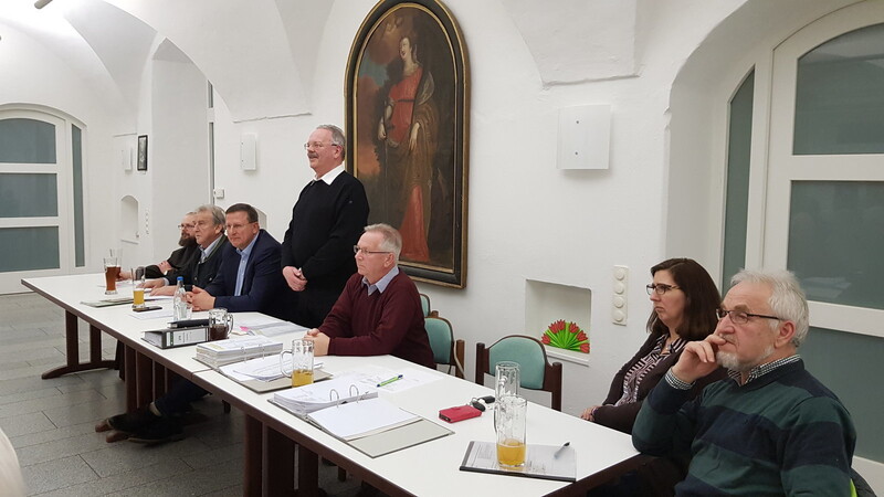 Die Vorstandschaft rund um Pfarrer Georg Englmeier im ehrwürdigen Katharinensaal.