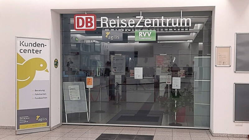 Das Reisezentrum am Regensburger Hauptbahnhof wird ab 11. Dezember nicht mehr von der Deutschen Bahn, sondern von der Agilis betrieben. Grünen-Bundestagsabgeordneter Stefan Schmidt befürchtet negative Folgen.