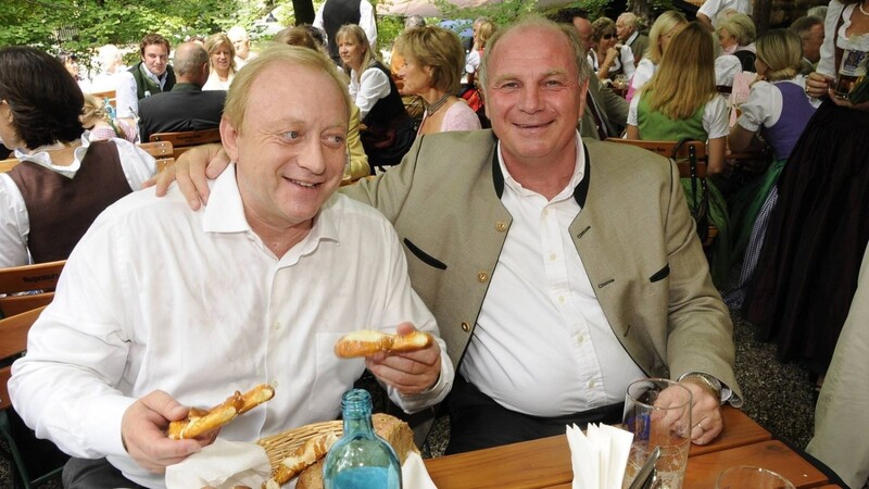 "Wir sind über die Jahre echte Freunde geworden", sagt Starkoch Alfons Schuhbeck (l.), der am Donnerstag 70 wird, über Bayern-Präsident Uli Hoeneß.