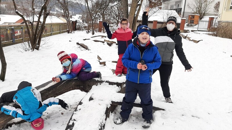 Die Kinder in der Notbetreuung haben Spaß im Schnee.