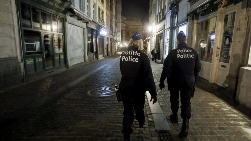 Polizisten haben am Freitag eine Lockdown-Orgie in Brüssel gesprengt. Unter den Gästen war der ungarischer EU-Abgeordnete und Orban-Vertraute József Szájer (r.). Der zog nun die Konsequenzen, doch sein Rücktritt löst einen Domino-Effekt in der EVP-Fraktion aus.