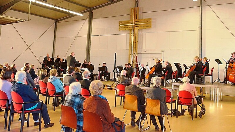 Ein kulturelles Highlight am Spätnachmittag erlebten letzten Sonntag die Besucher beim Konzert des "Hallertauer Kammerorchesters" in der Brandhalle.