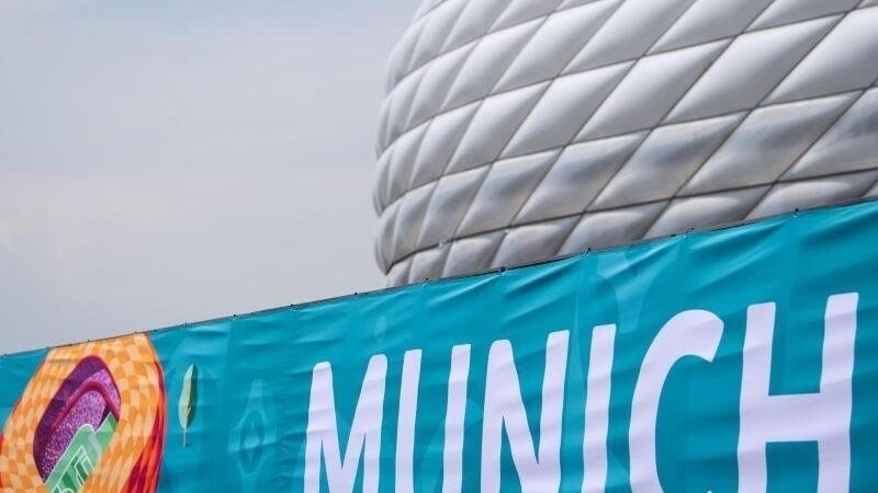 Ein Banner mit der Aufschrift "Munich" ist kurz vor Beginn der Fußball EM vor der Arena gespannt.