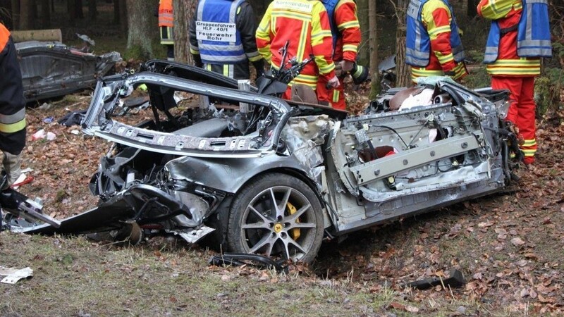 Der Fahrer des Ferrari wurde bei dem Unfall schwer verletzt. Foto: FFW Langquaid