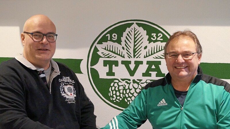 TVA-Vereinsboss Georg Schmidt (rechts) begrüßte den neuen Coach Uwe Neunsinger und wünschte ihm in Aiglsbach viel Erfolg.