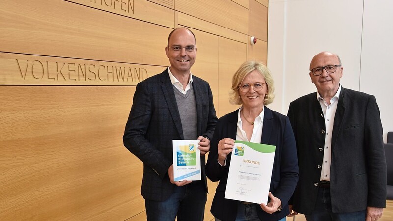 Landrat Martin Neumeyer (rechts) überreichte Franz und Rita Högl die Anerkennungsurkunde für ihr Unternehmen im Rahmen des Umwelt- und Klimapakts Bayern.